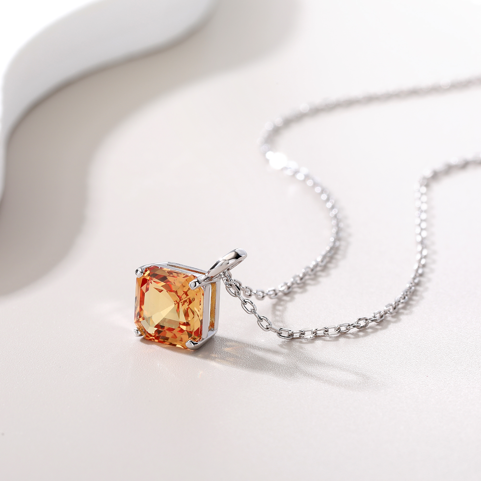 Bezel-Set Diamond-Shaped Small - Bezels Set Pendant recensione e prezzo